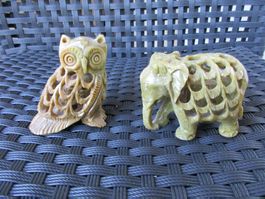 Sammler Figuren aus Stein und Holz