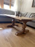 Massiver Beistelltisch aus Holz im Chalet-/Landhausstil