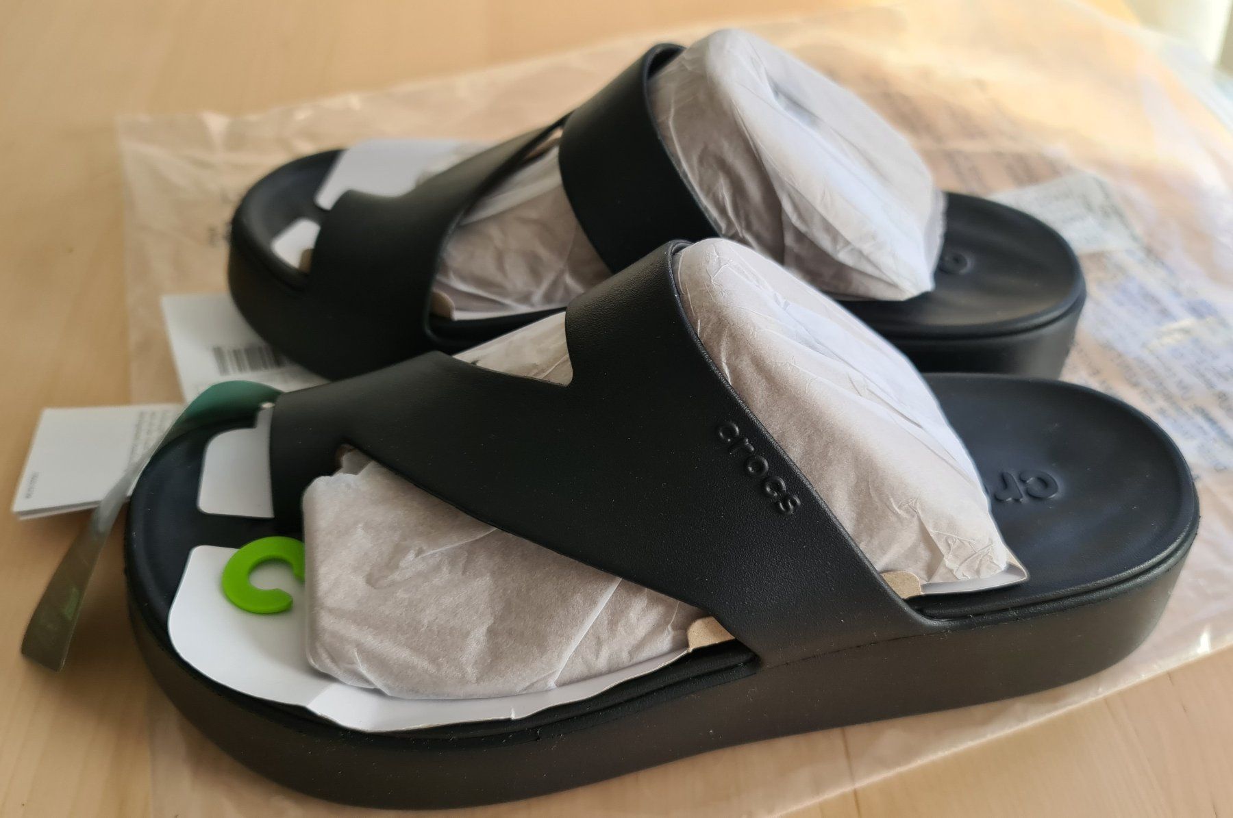 Crocs Damenschuhe: CROCS Getaway Platform Toe Loop - Black, NEU (38-39) – Neu und originalverpackt aus Luzern von monyet 3