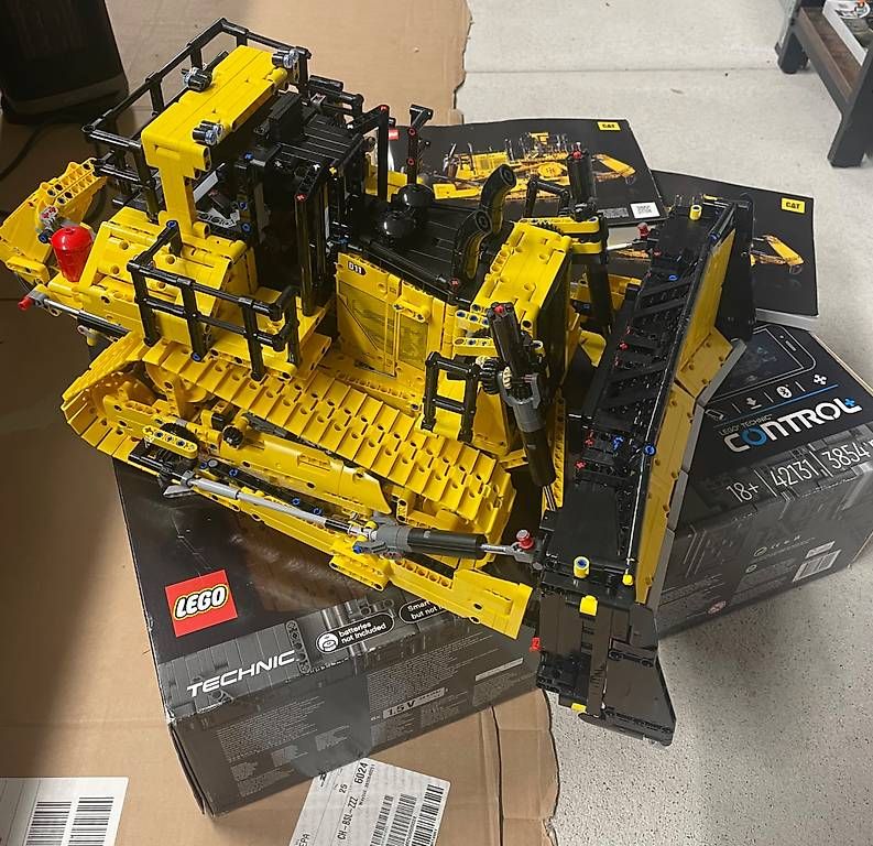 Lego Kit di costruzioni: Lego CAT D11 42131, mit Originalverpackung – Nuovo (secondo la descrizione) da Willerzell venduto da Eluchs