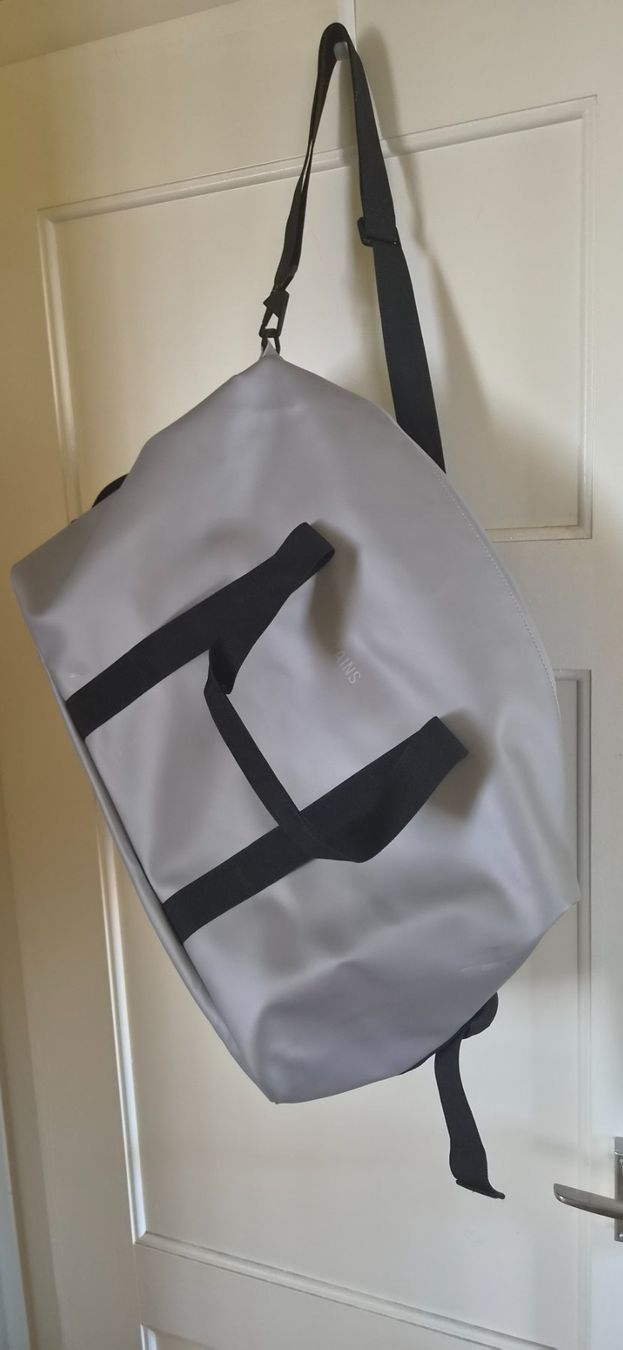 Rains Borse: Rains Hilo Weekend Bag W3 in Grau – Usato da Zug venduto da Keikogood