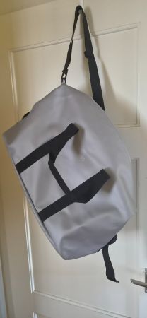 Rains Hilo Weekend Bag W3 in Grau