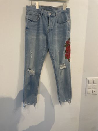Coole Jeans mit Rosen Stickerei Gr. 34