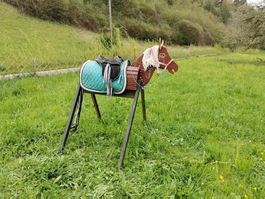Holzpferd zum üben mit Sattel und Schabranke