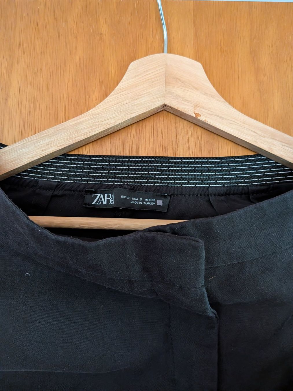 H&M Pantaloni: Damen Stoffhose schwarz – Usato da Winterthur venduto da sha_r2k2 1