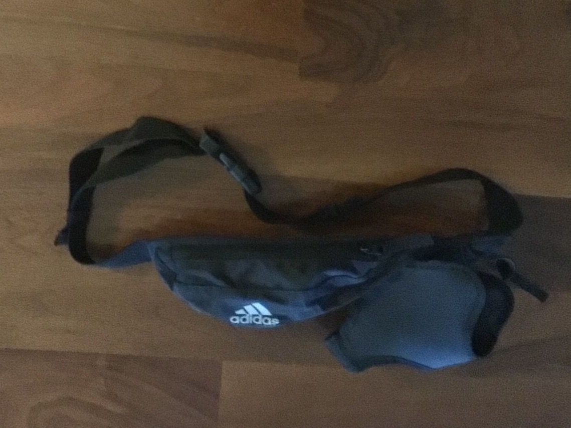 Adidas Taschen: Sportgürteltasche mit Flaschenhalter. Adidas – Neu (gemäss Beschreibung) aus Zürich von ElarmariodeRuth