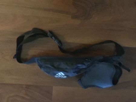 Sportgürteltasche mit Flaschenhalter. Adidas