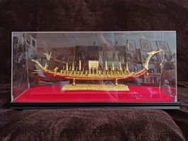 Vergoldete Thai Royal Barge in Vitrine