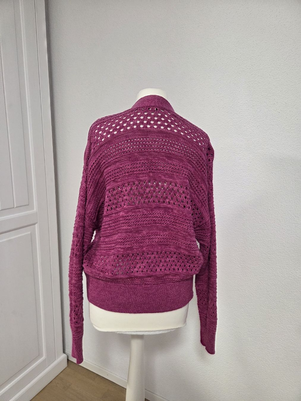 Maglioni & Felpe: Magenta Strickjacke mit Lochmuster – Usato da Bülach venduto da Recherchieren 2