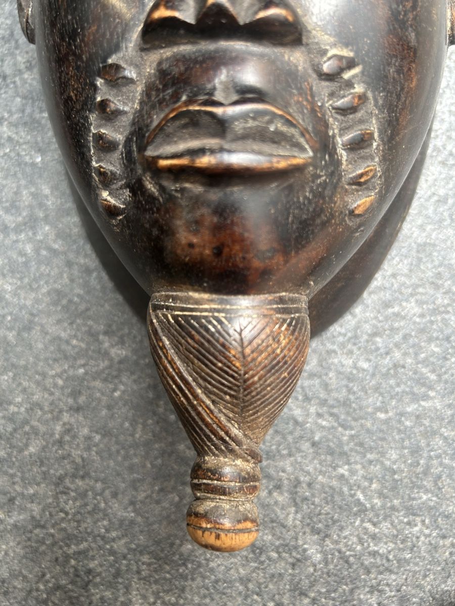 Internationale Kunst: Afrikanische Maske aus geschnitztem Holz – Gebraucht aus Losone von del_yh97 3