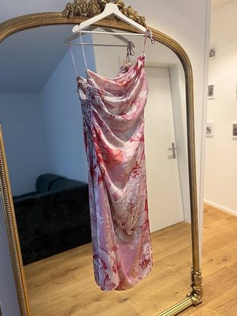 ASYMMETRISCHES SATIN-KLEID MIT FLORALEM MUSTER