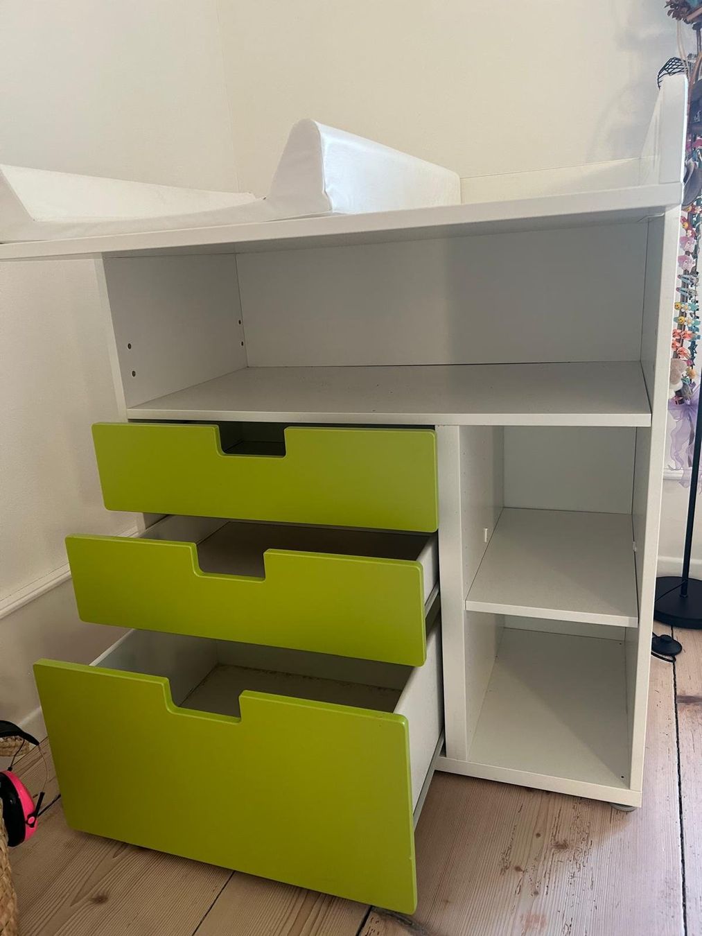 Ikea Letti: Lit bébé évolutif et table à langer – Usato da L'Abergement venduto da mme_6rmr 6