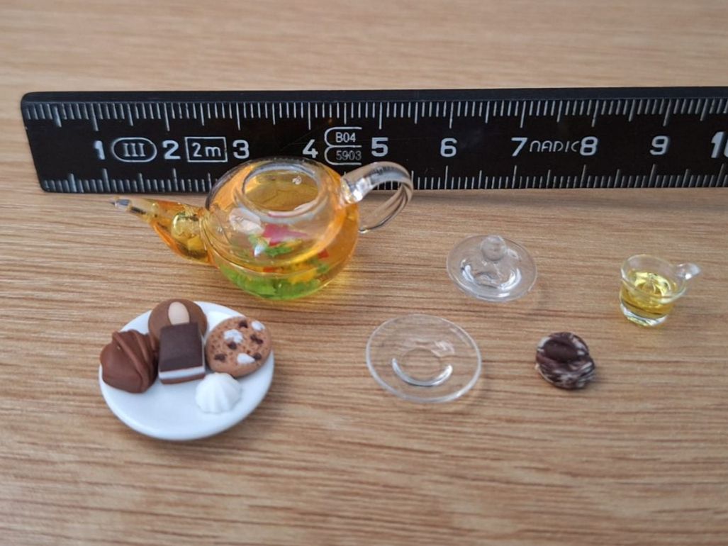 Puppenhäuser & -möbel: Glas Teekanne mit Erblühtee, Handgemacht, Auch für Maileg – Neu (gemäss Beschreibung) aus Zürich von HandmadeTinyFood 1