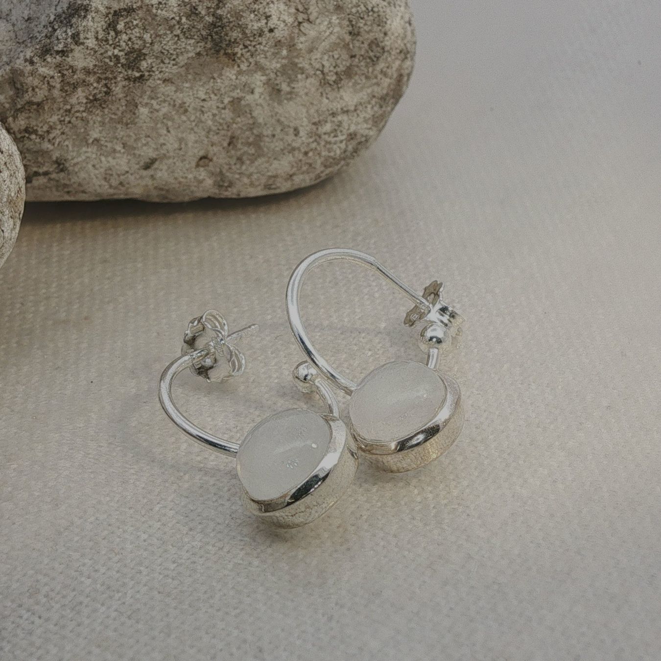 Olga Ribler Orecchini pendenti & Orecchini a lobo: Sterling Silber 925 Halbcreolen mit Mondstein – Nuovo (secondo la descrizione) da Luzern venduto da Schmuckoutlet