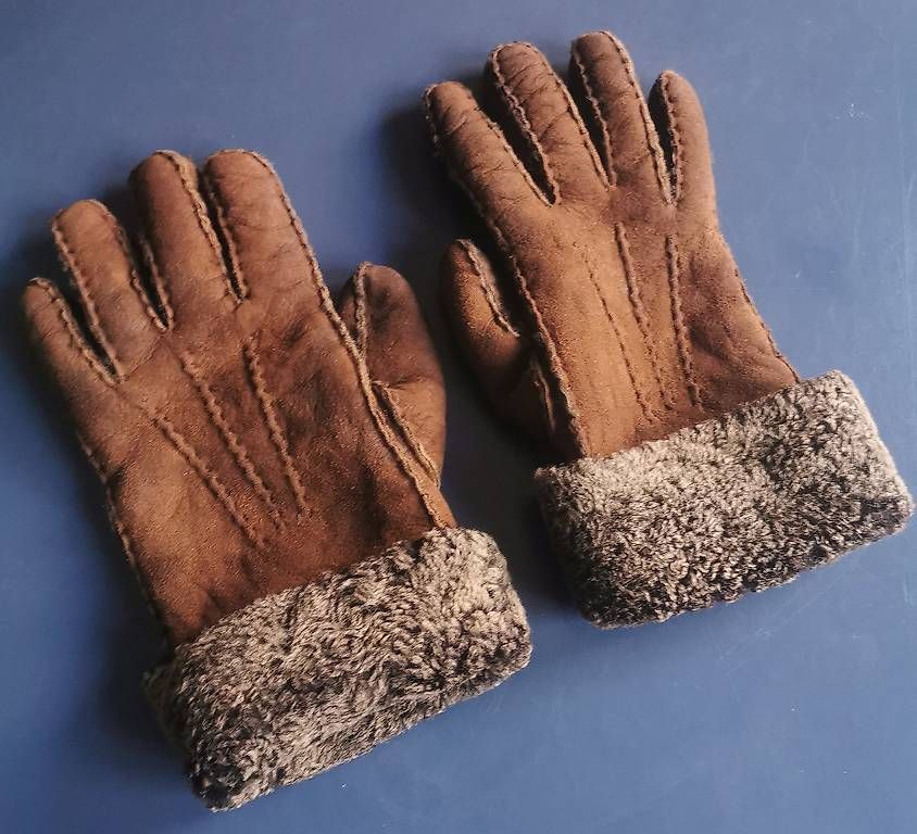 Guanti & manicotti: Lammfell Handschuhe - Gr. M / 7 bis 7.5 – Usato da Zürich venduto da SecondHandLife