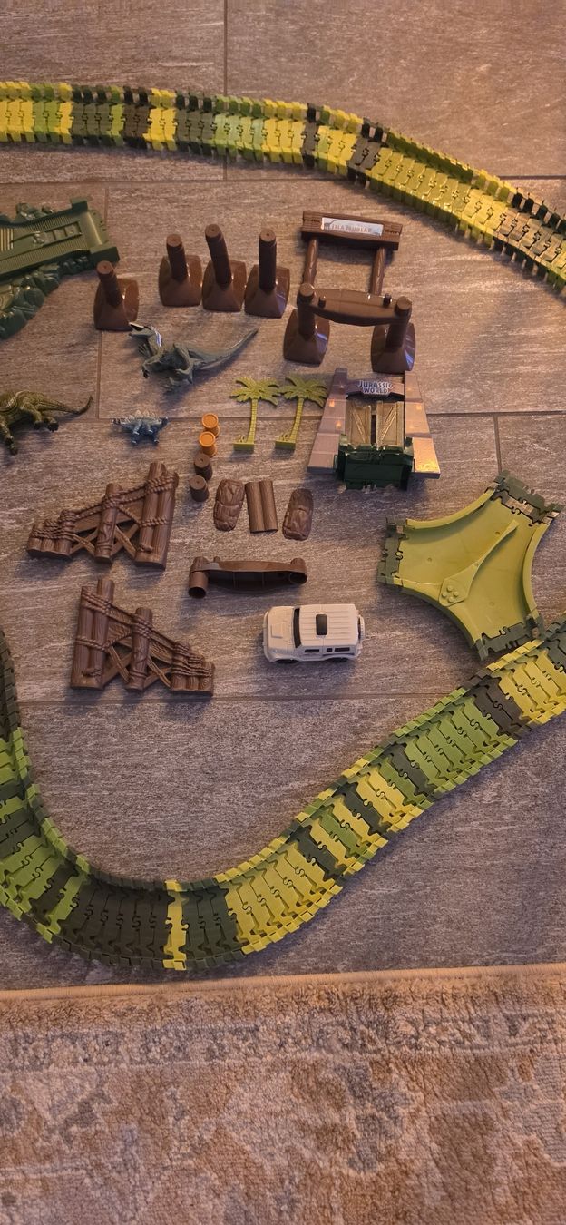 Giocattoli: Dinosaurier Rennbahn Set mit Auto gebraucht – Usato da Zwillikon venduto da husa650 3