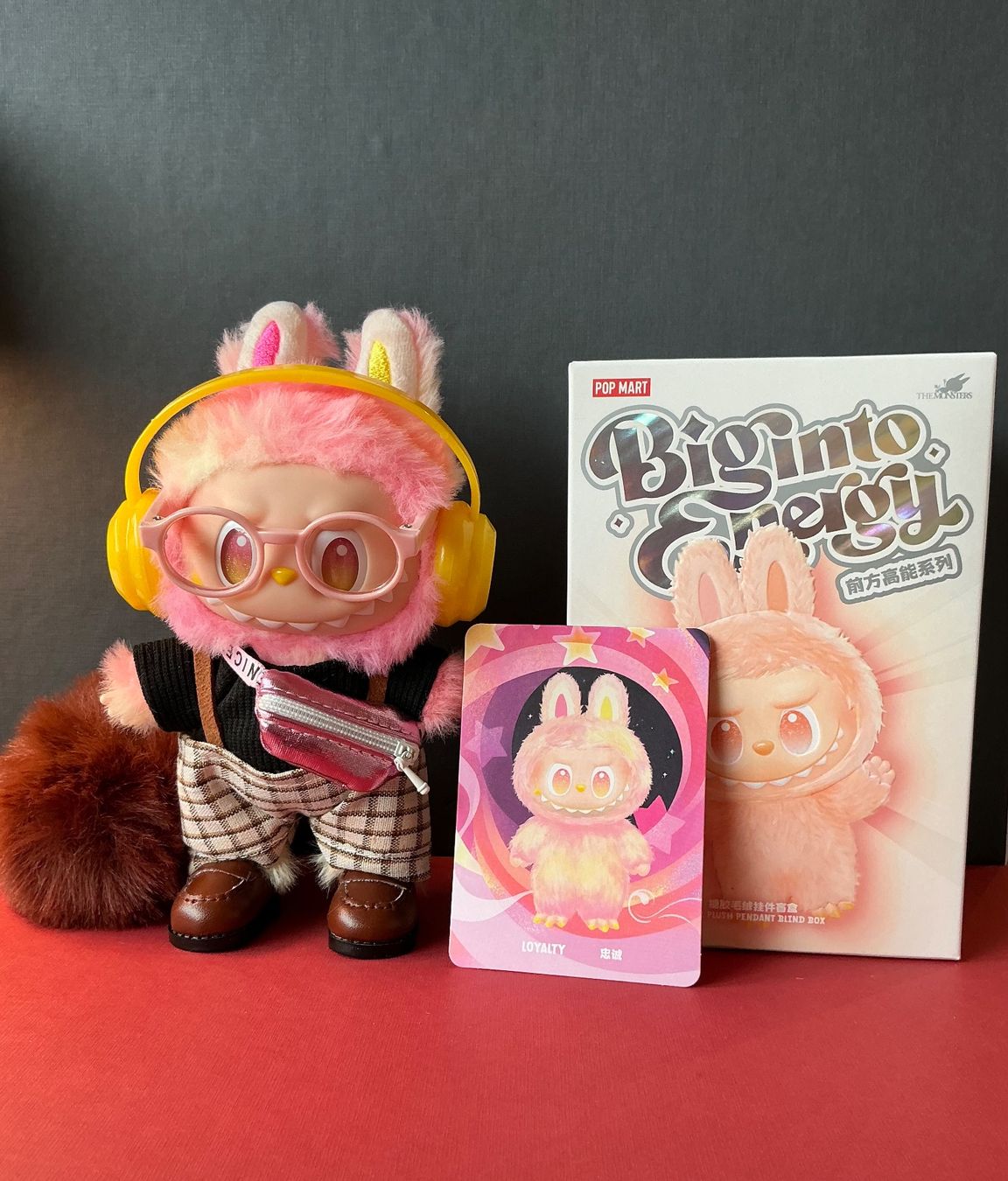 Statuette: Authentic custom Labubu Big Into Energy LOYALTY – Nuovo (secondo la descrizione) da Airolo venduto da MomTheBraggerStudio