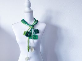 Halskette Schalkette gehäkelt grün mix