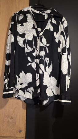 Elegante Bluse mit Blumenmuster - Grösse S - Neuwertig