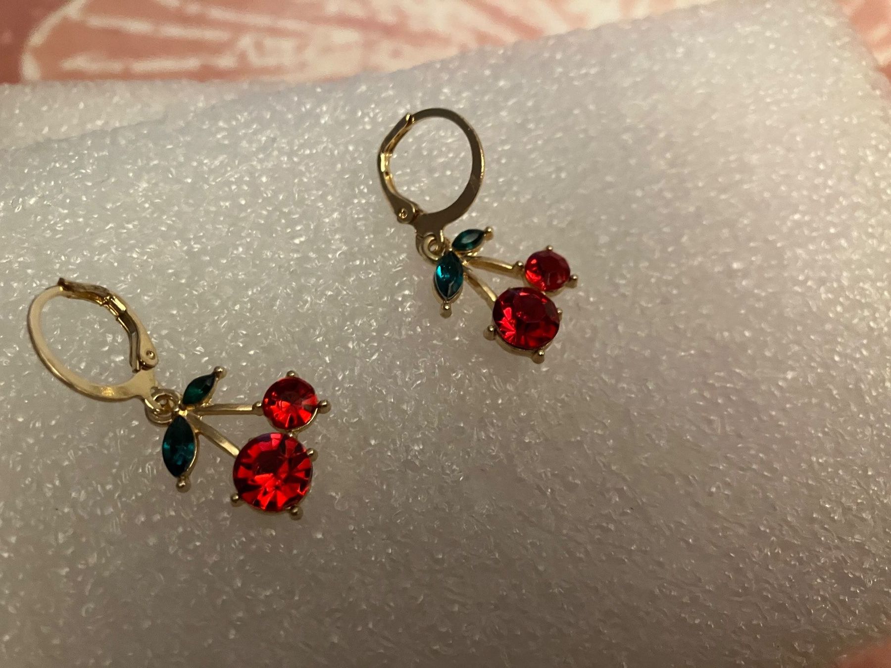 Boucles d'oreille: hübsche goldfarbene Ohrhänger "Kirsche mit Blatt", neu – Neuf (Voir description) à Affoltern am Albis par Dlotti 1