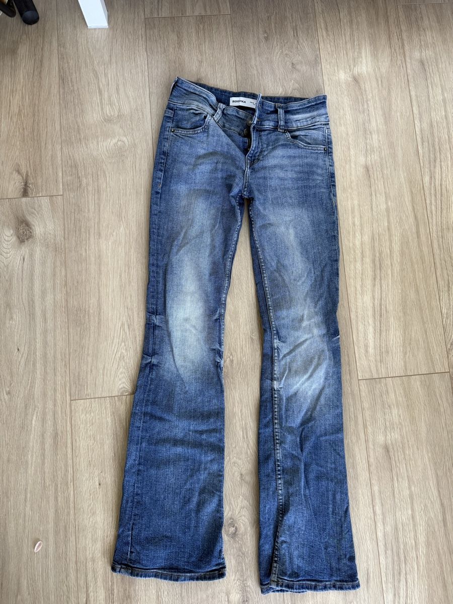 Bershka Lotti & Set di vestiti: Damen Jeans Bundle mit 6 Paar Jeans - Neu!  – Nuovo (secondo la descrizione) da Steffisburg venduto da tschakusei 5