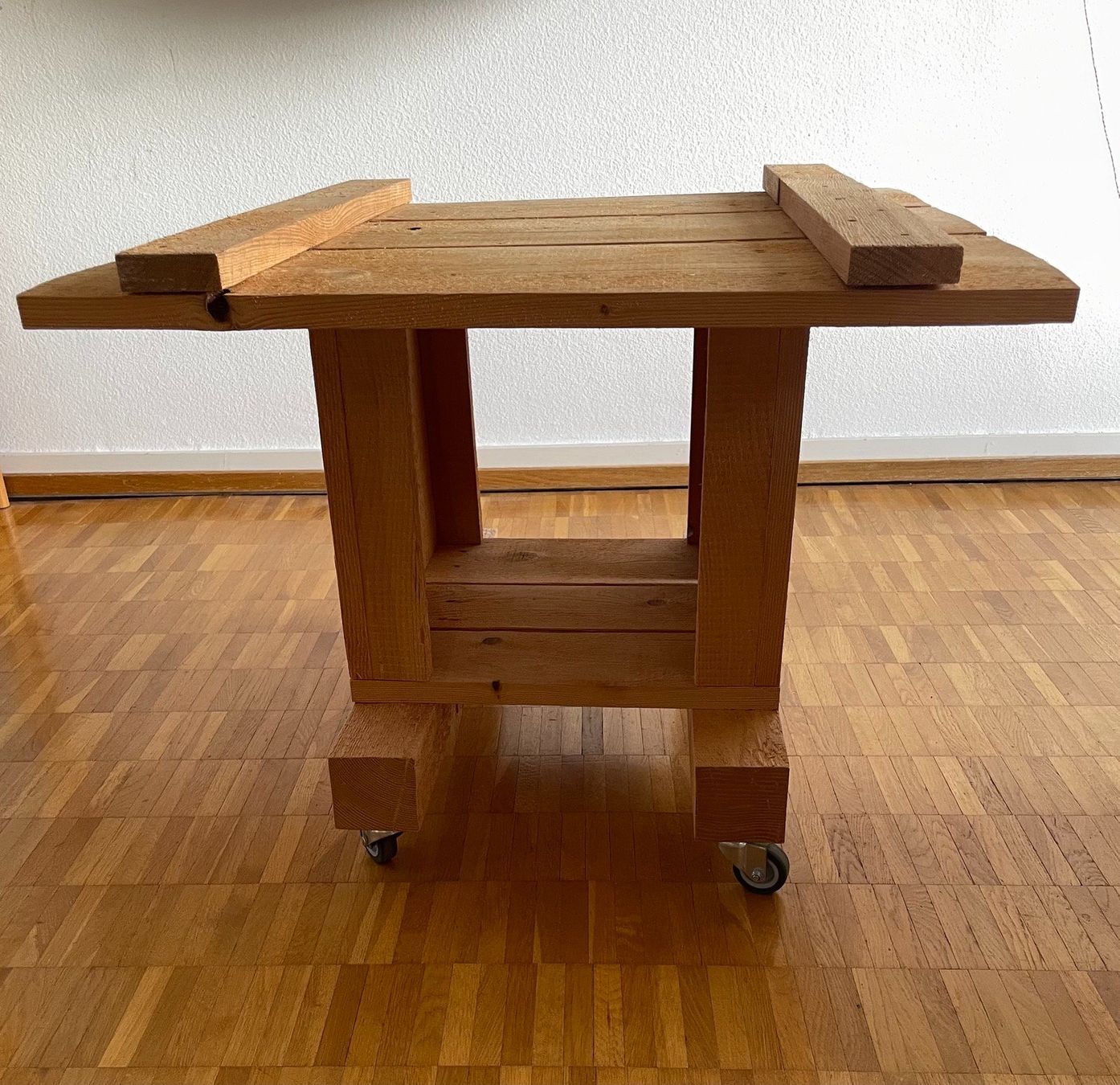 Tische: Holztisch mit Rollen – Gebraucht aus Zürich von Singen11