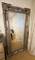 Grosser Standspiegel im Barock-Stil, Silber – sehr dekorativ