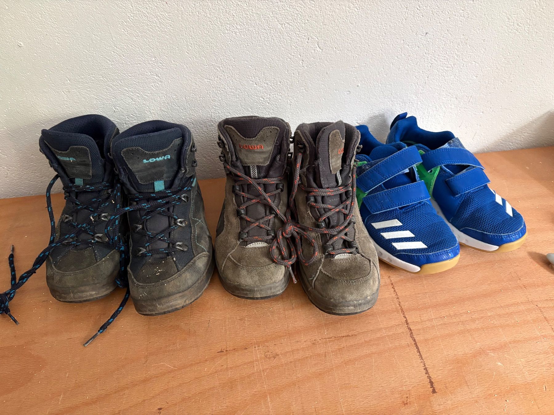 Lowa Schuhe für Jungen: 2 x Wander und 1 x Turnschuhe Grösse 32 – Gebraucht aus Richterswil von Martin01016