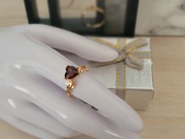 Herzgranat Modeschmuck, heart ring, red love heart, finger+