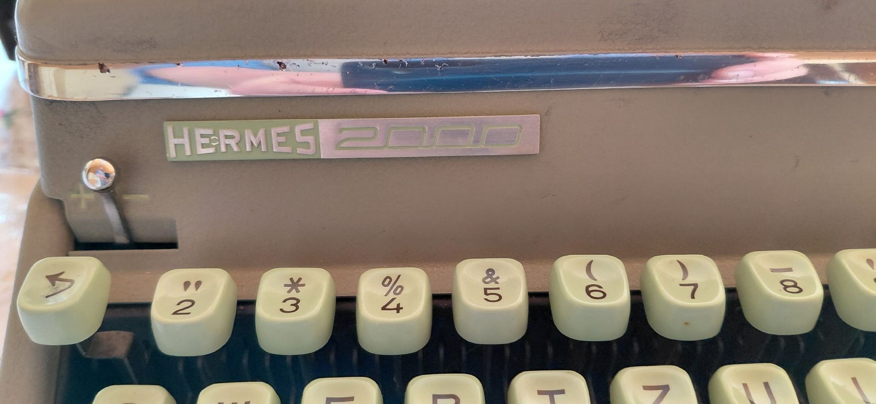 Hermès Macchine da scrivere: mintgrüne Hermes 2000 Schreibmaschine – Usato da Trogen venduto da Limboo 1