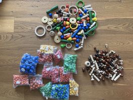Viele verschiedene farbige Holzkugeln und Anderes (ca 2,7 kg