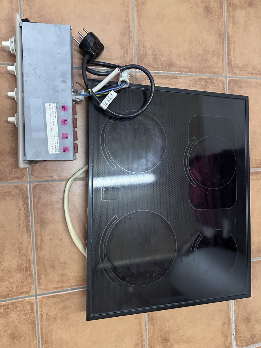 Cucine: Electrolux hob control unit and ceramic hob – Usato da Winterthur venduto da snq