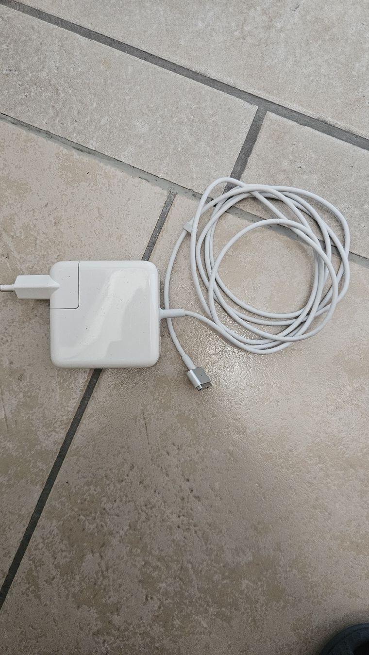 Apple Caricabatterie: caricatore per macbook 2015 – Nuovo (secondo la descrizione) da Castel San Pietro venduto da pie_k8j6