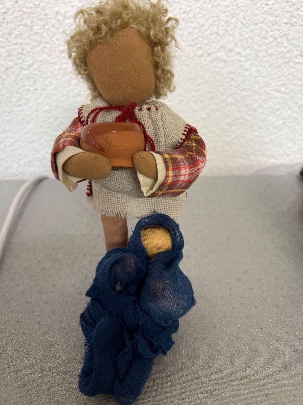 Figuren: Krippenfigur Knabe mit Baby – Gebraucht aus Maienfeld von 8796