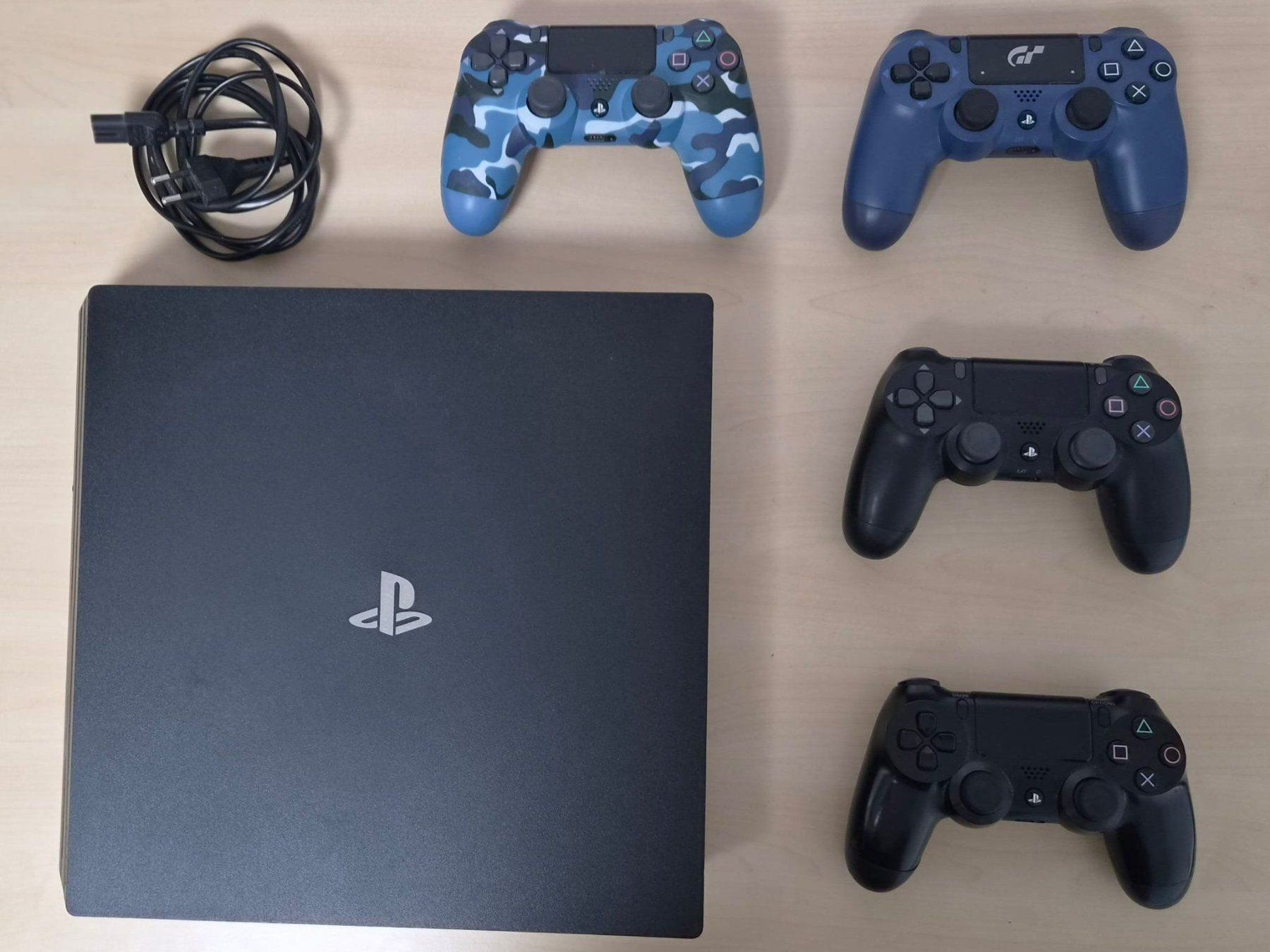 Sony Console: PS4 Pro mit 4 Controller + Kühler/ Ladestation – Usato da Flawil venduto da Sonnenschein_SG