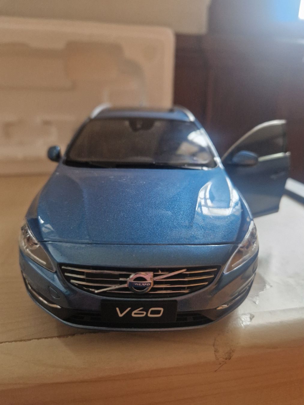 Volvo Modellautos: Rarer Volvo V60 T5 1:18 – Neu und originalverpackt aus Safenwil von saavo 2