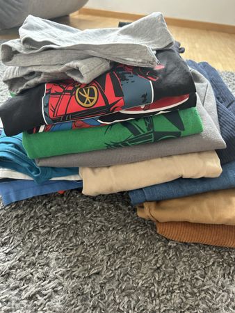 20- teiliges Jungen Kleiderpaket 122/128