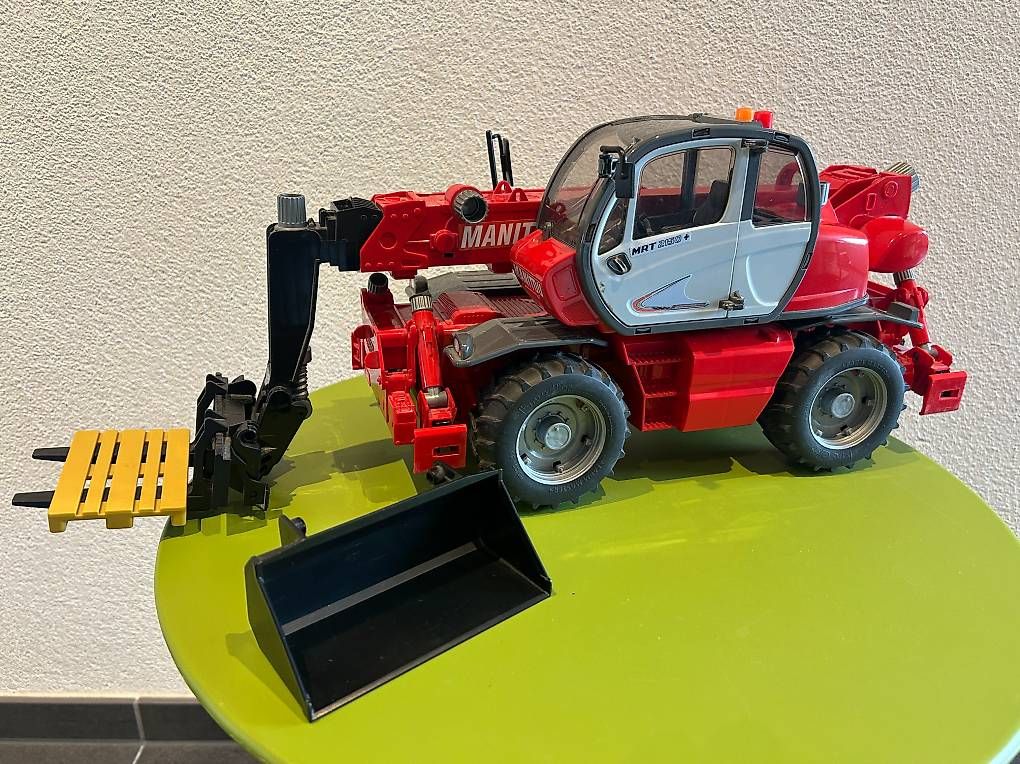 Bruder Giocattoli: Bruder Manitou Teleskopstapler MRT 2150 – Usato da Hildisrieden venduto da Albi35 1