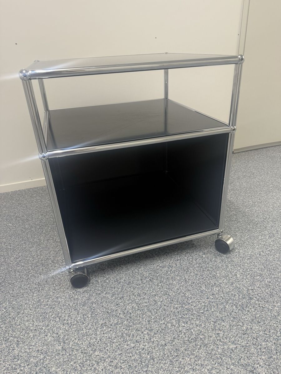 USM Eléments de bureau: USM Haller Tisch mit Rollen in Anthrazitgrau  – D'occasion à Balsthal par Designhaus.Schmitt