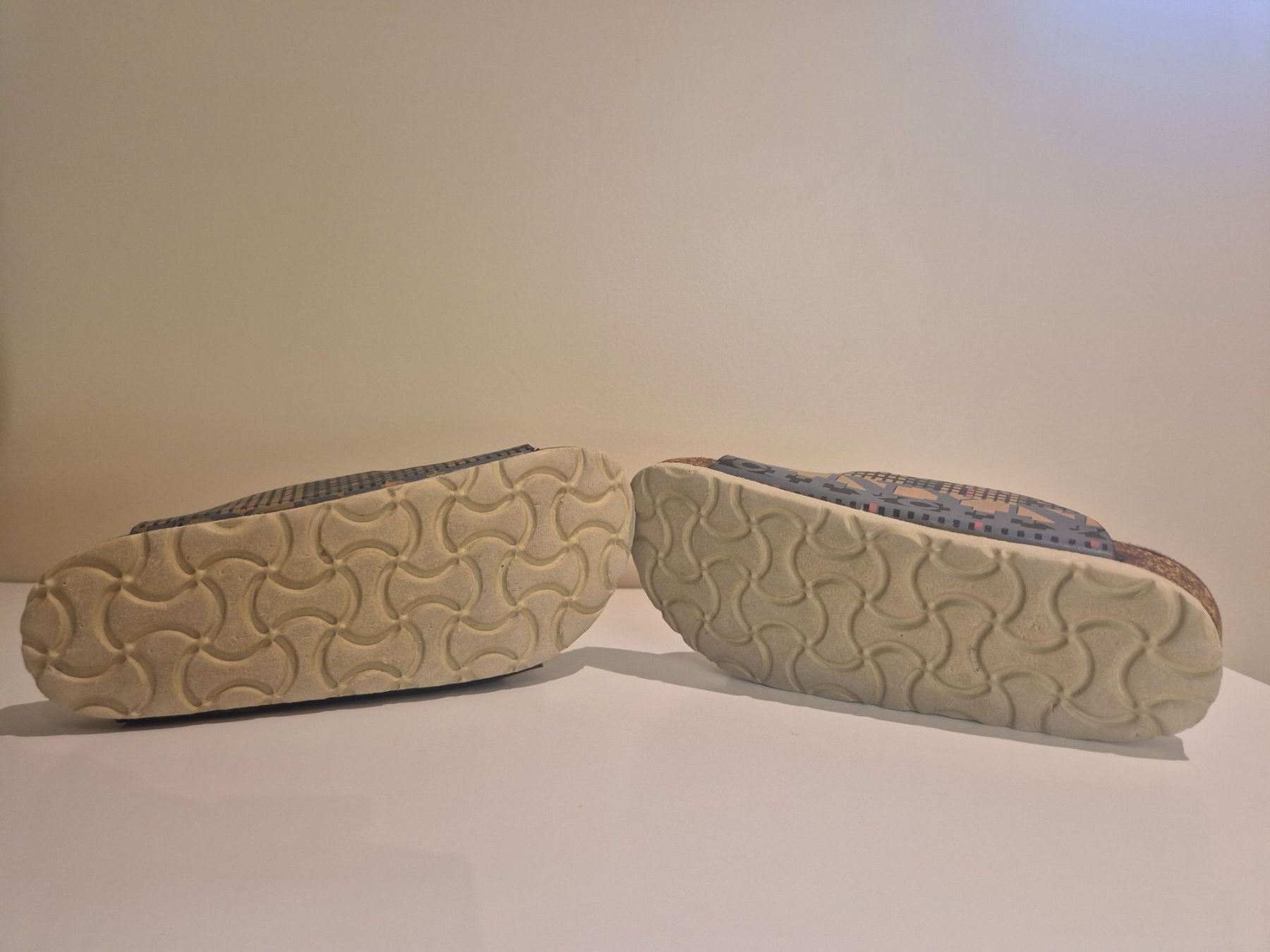 Scarpe per ragazzi: Slipper Go Easy schwarz mit Muster, Gr. 30 – Usato da Dietikon venduto da grafad 4