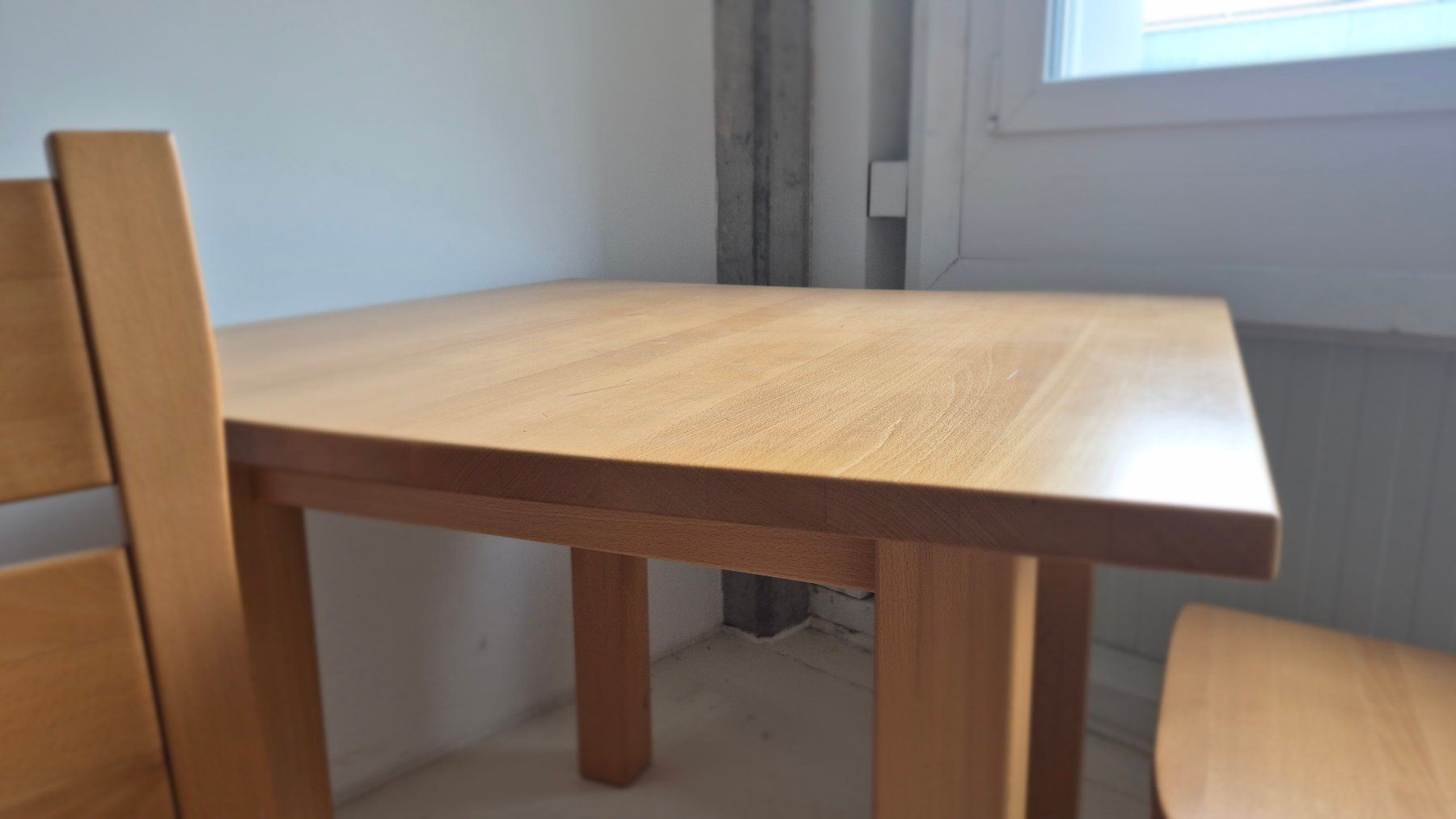 Set di tavolo e panche: Massiver kleiner Tisch mit zwei Stühlen – Usato da Trimmis venduto da Florianschlumpf 7