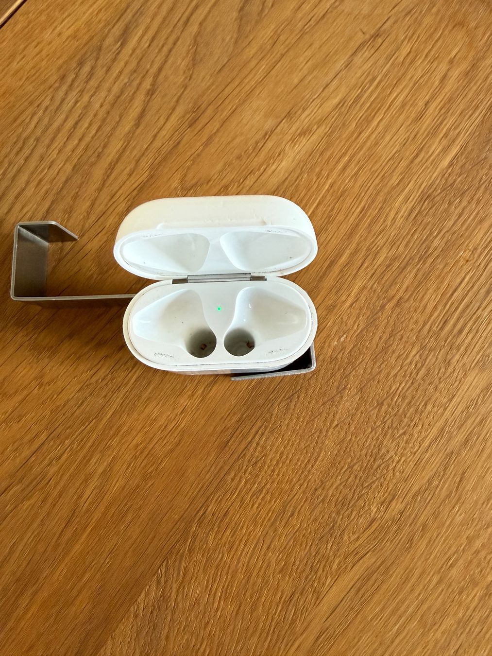Apple Cuffie: APPLE AirPods 2 Charging Case – Usato da Lausanne venduto da Nine1982 1