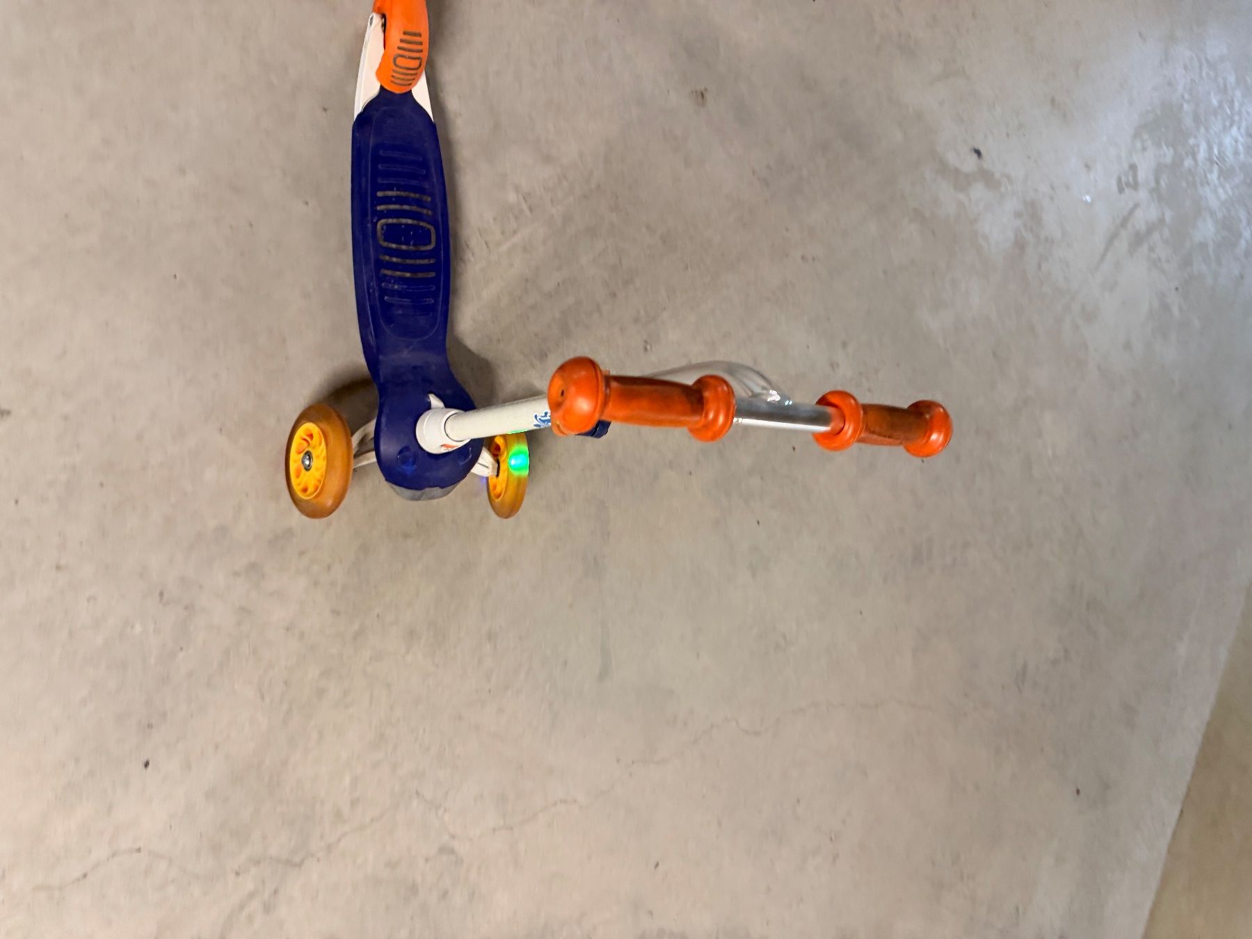 Véhicules pour enfants: Kinderroller blau orange mit Griffbeleuchtung 3 Räder – D'occasion à Frauenkappelen par shilpi14in