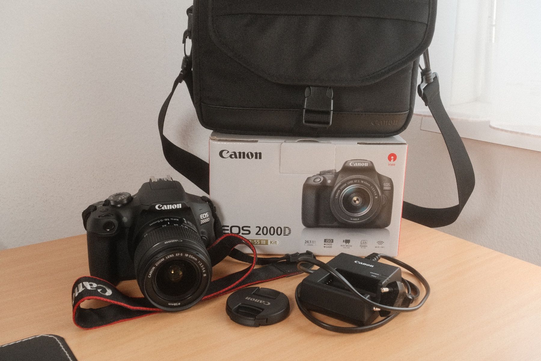 Canon Fotocamera: Canon EOS 2000D Kit EF-S 18-55 mm III + Tragetasche – Nuovo (secondo la descrizione) da Kreuzlingen venduto da jeje98