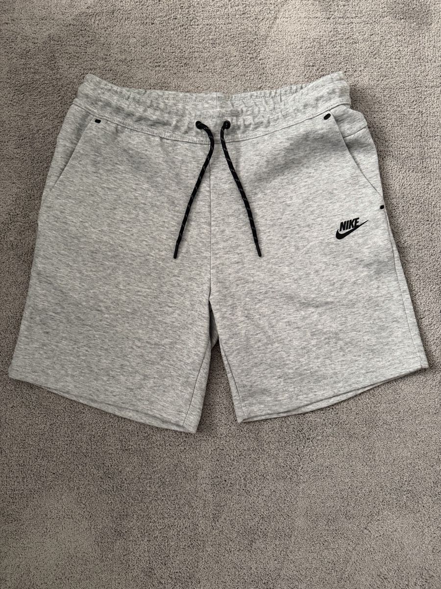 Nike Pantaloni: Nike Tech Fleece Shorts – Nuovo (secondo la descrizione) da Zürich venduto da pab_7gfs