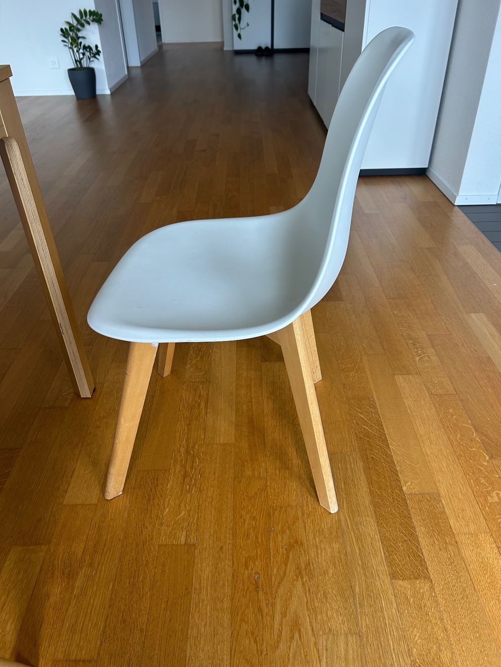 Ikea Set di tavolo e panche: IKEA wood table + 4 white chairs – Usato da Bonstetten venduto da ine_g8y6 1