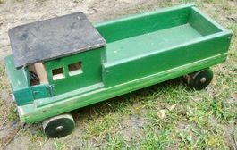 Grosser, alter Holzlastwagen, Holzräder
