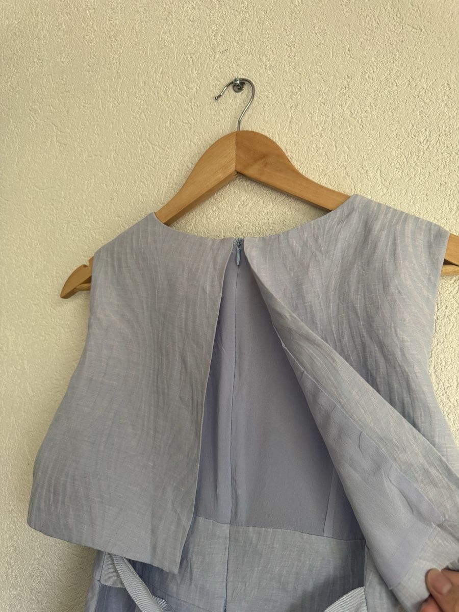 Kleider: Hellblaues ärmelloses Seidenkleid, Größe 36 – Neu und originalverpackt aus Veyras von ValClasse 2