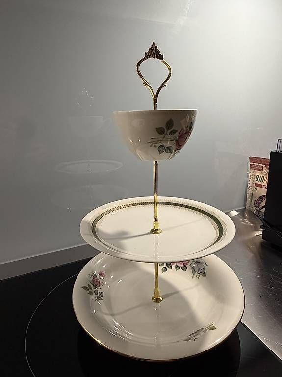 Plateaux: Kuchen/Gebäck Etagère 3-stöckig – D'occasion à Zürich par Marielejars 2