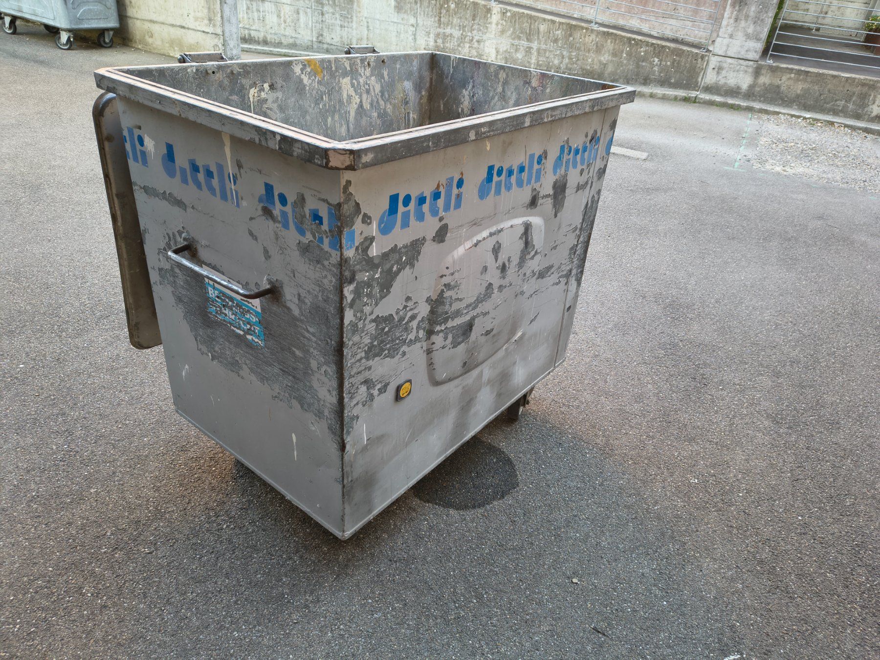 Autres articles bureau & commerces: Abfallcontainer / Müllcontainer / aus Metall gebraucht – D'occasion à Uster par 4schtroumpfs